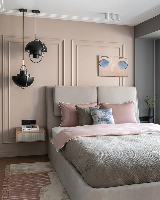 Trendy łóżka 2026: nowoczesna sypialnia z łóżkiem z miękkim zagłówkiem i podświetleniem.