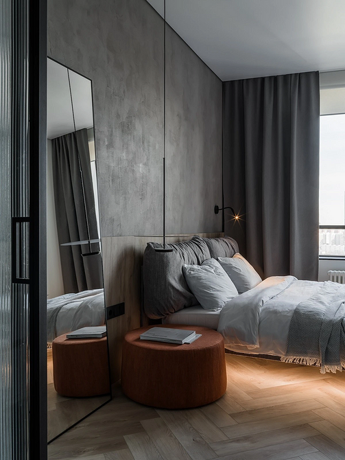 Dwuosobowe łóżko z drewnianym stelażem w sypialni w stylu Eko - trendy 2026.