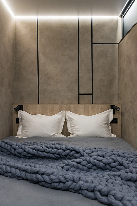 Przytulna sypialnia w stylu ekologicznym z drewnianym łóżkiem, trend 2026.