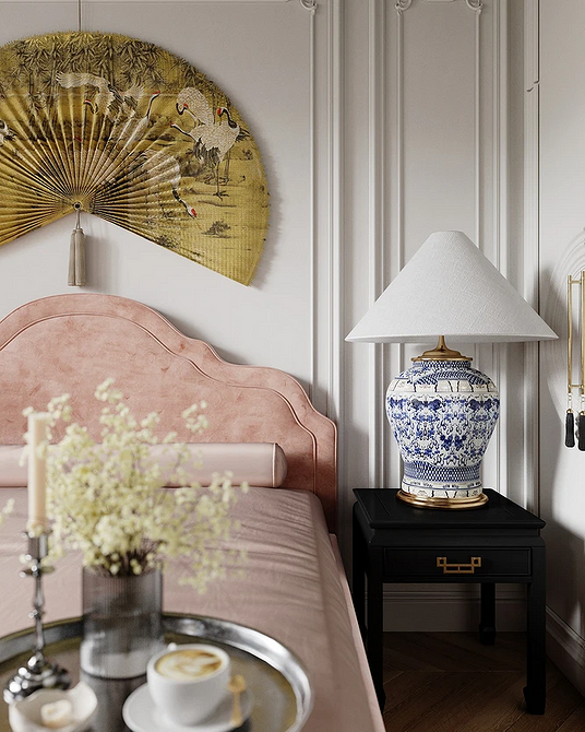 Wysokie wezgłowie Wysokie wezgłowie łóżka: elegancki design optycznie powiększający przestrzeń sypialni.