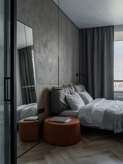 Ekologiczny design sypialni 2026: drewniane łóżko z plecionym zagłówkiem i naturalnymi tekstyliami.