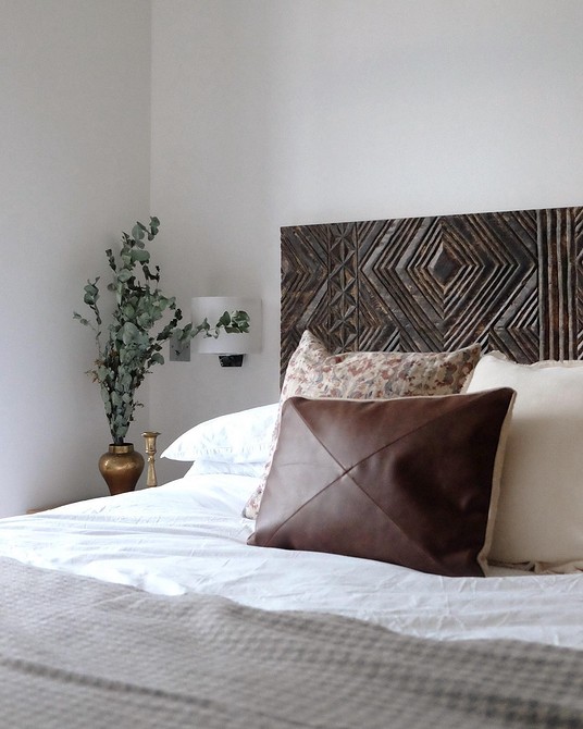 Funkcjonalne wezgłowie Funkcjonalne wezgłowie łóżka z półkami: praktyczne przechowywanie w małej sypialni.