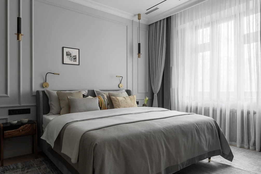 Funkcjonalna sypialnia w minimalistycznym stylu z modnym łóżkiem. Łóżka do sypialni 2026.