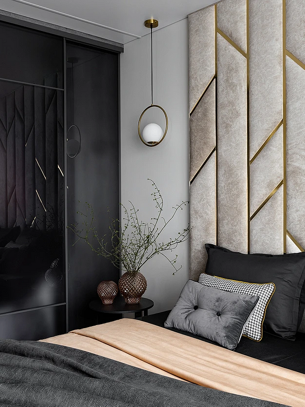 Trendy łóżka 2026: duże łóżko z miękką tapicerką w jasnych barwach.