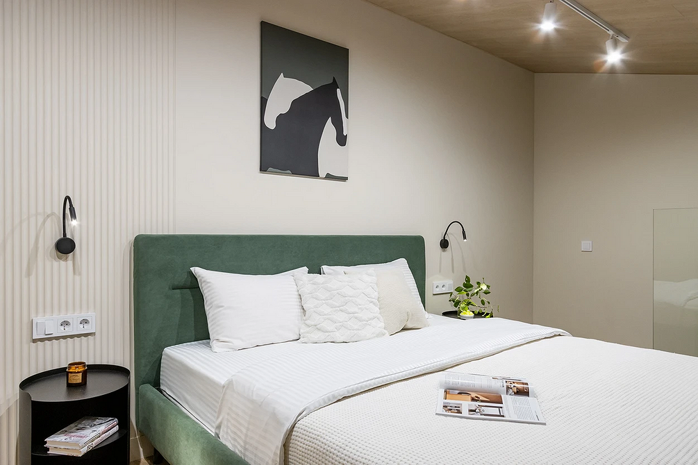 Minimalistyczne łóżko z naturalnych materiałów w nowoczesnej sypialni. Łóżka do sypialni 2026.