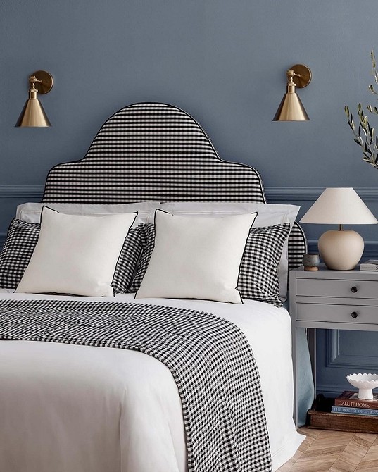 Ogromne wezgłowie Duże, miękkie wezgłowie zajmujące całą ścianę – komfort i styl.