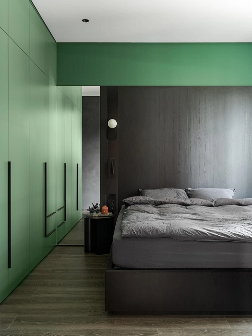 Łóżko w stylu japońskim 2026: niska platforma i minimum dekoracji w sypialni.