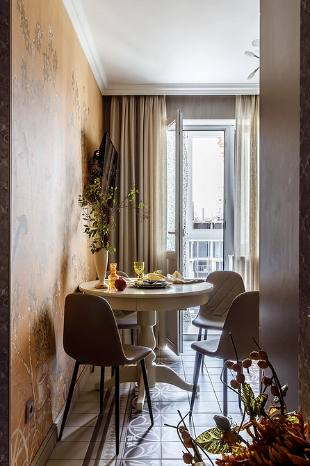 Okrągły stół w klasycznej jadalni. Luksus i elegancja dla wyjątkowych okazji.