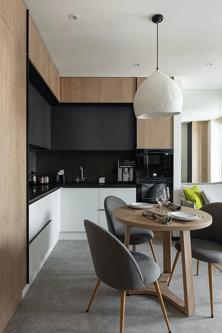 Okrągły stół w jadalni w stylu skandynawskim idealny do małego mieszkania. Drewniany blat.