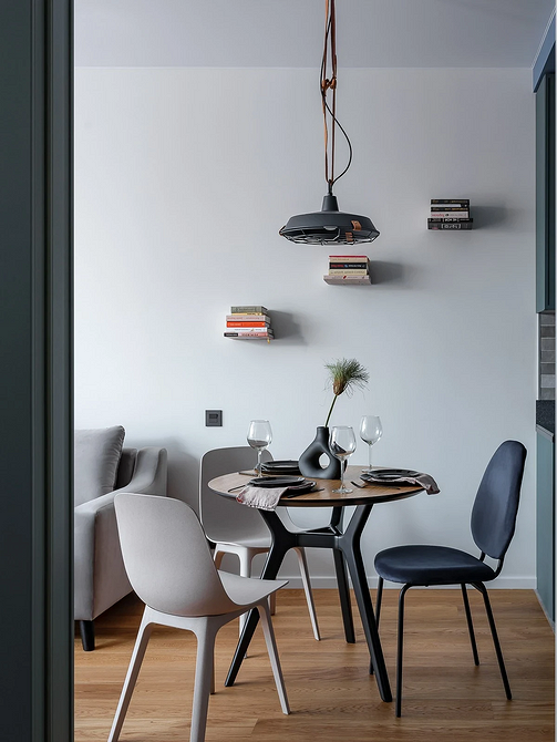 Duży stół okrągły: wygoda i komfort dla dużej rodziny podczas posiłków.