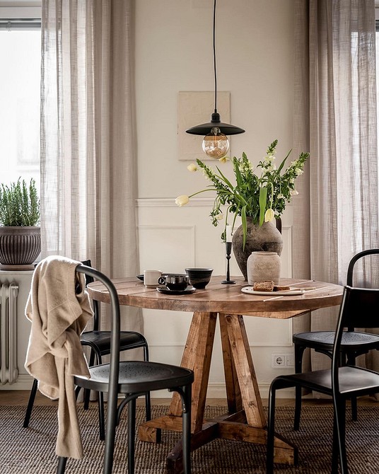 Okrągły stół w stylu skandynawskim. Prostota, funkcjonalność i naturalne materiały.