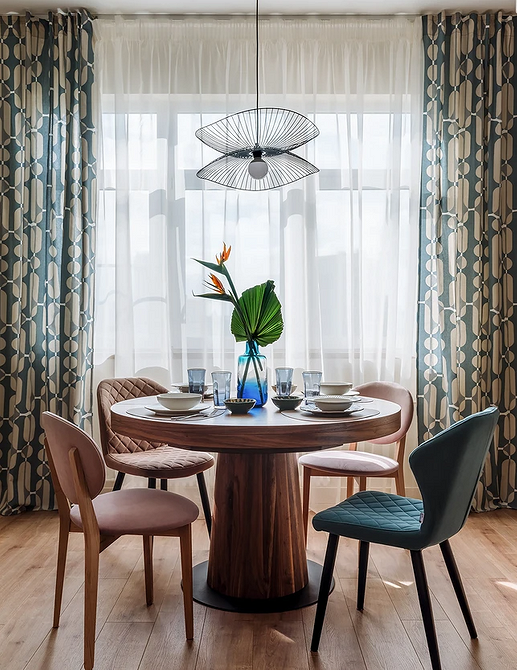 Design jadalni z okrągłym stołem i wygodnymi krzesłami. Styl skandynawski.