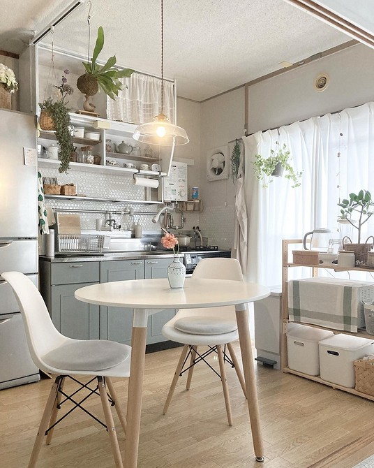 Przestronna kuchnia z salonem i okrągłym stołem - warianty podziału przestrzeni.