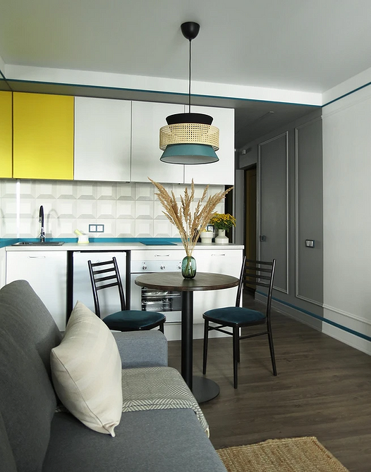 Jasny, nowoczesny stół okrągły w jadalni: idealny do małego mieszkania.