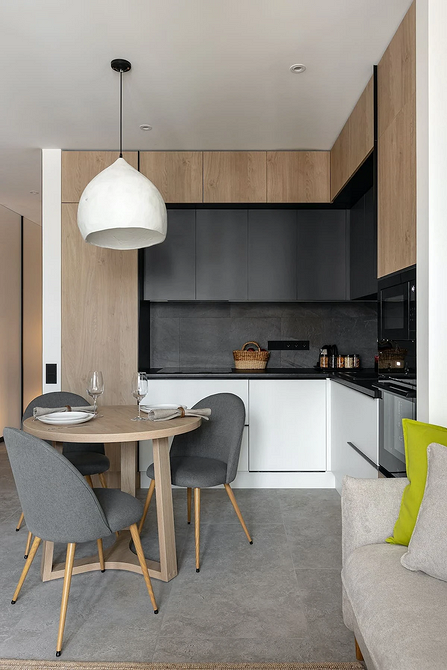 Przytulna jadalnia z okrągłym stołem i miękkimi krzesłami w stylu skandynawskim.