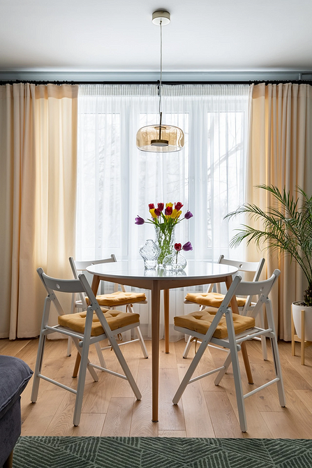 Minimalistyczny stół okrągły: idealny rozmiar do niewielkiej jadalni.