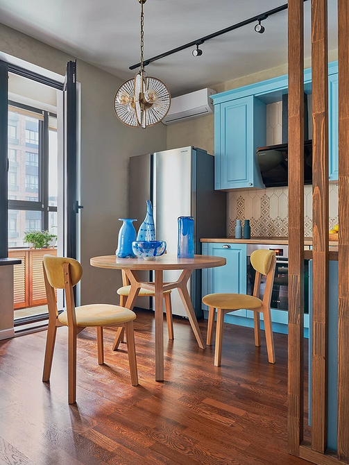 Stół okrągły z metalowymi nogami: trwałość i nowoczesny wygląd w jednym.