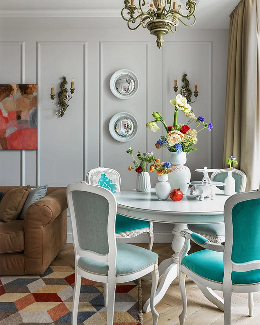 Mały okrągły stół do małej kuchni. Oszczędność miejsca i wygoda użytkowania.