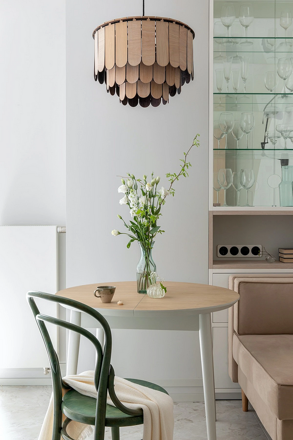 Drewniany stół do jadalni w naturalnym kolorze drewna, idealny do wnętrz.