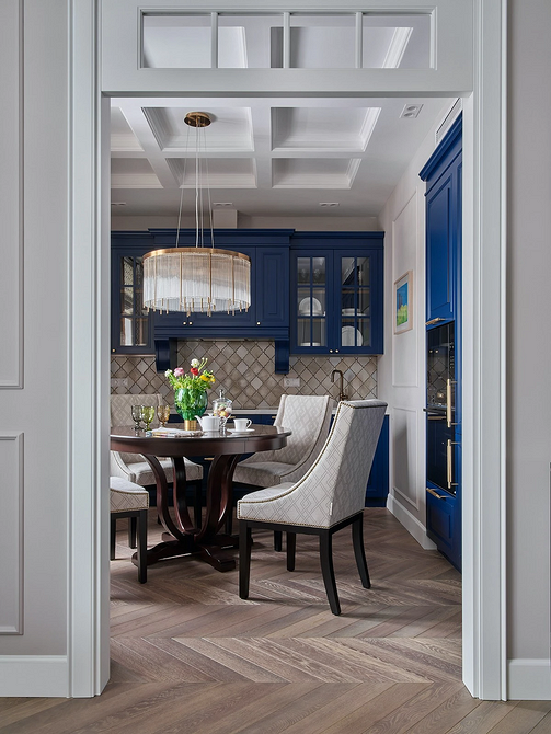 Designerski stół okrągły: unikalne materiały i wygląd w nowoczesnym domu.