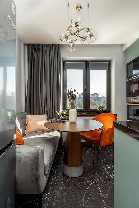 Elegancki stół okrągły ze szklanym blatem: nowoczesny akcent w jadalni.