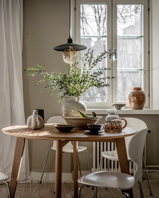 Okrągły stół ze szklanym blatem - nowoczesny design wnętrza w stylu skandynawskim.