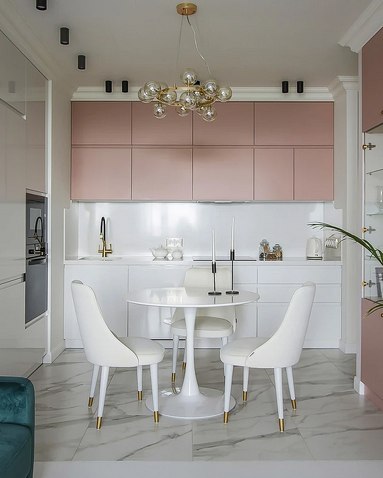 Aranżacja jadalni z eleganckim okrągłym stołem i dekoracjami w stylu skandynawskim.