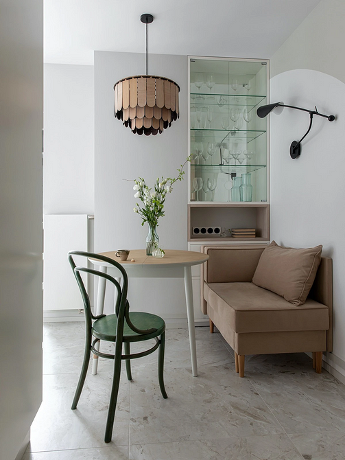 Jasny stół okrągły w jadalni: subtelny akcent stylu skandynawskiego.