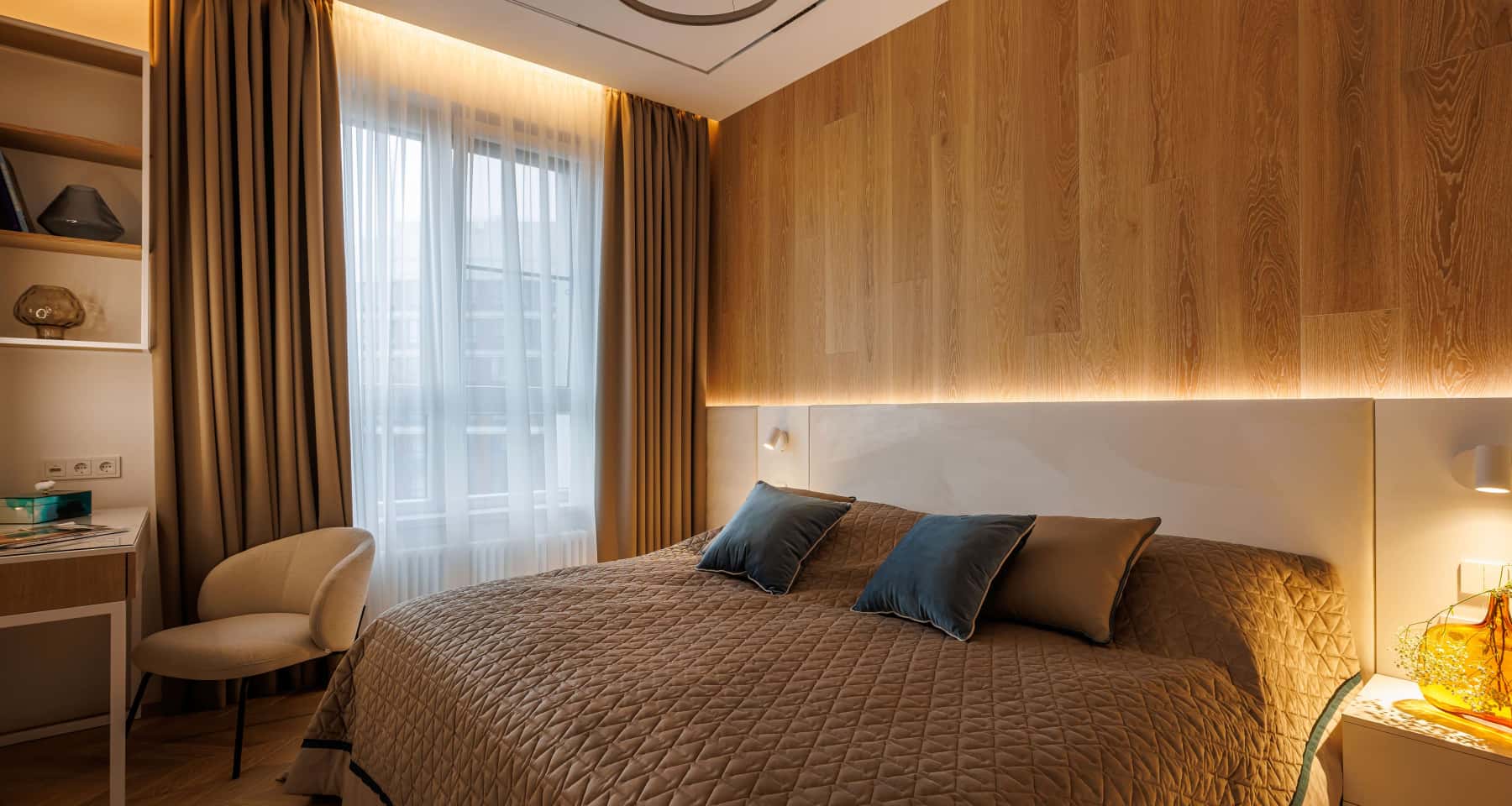 Komfort i nowoczesność Komfortowe wnętrze mieszkania. Nowoczesny wystrój z wykorzystaniem paneli frezowanych.