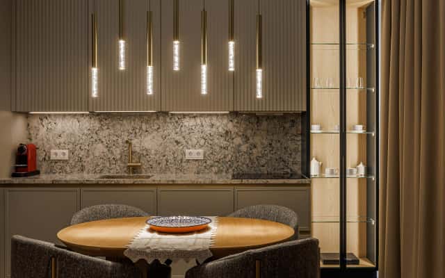 Elegancka sypialnia w stylu nowoczesnej klasyki - aranżacja wnętrz 2026