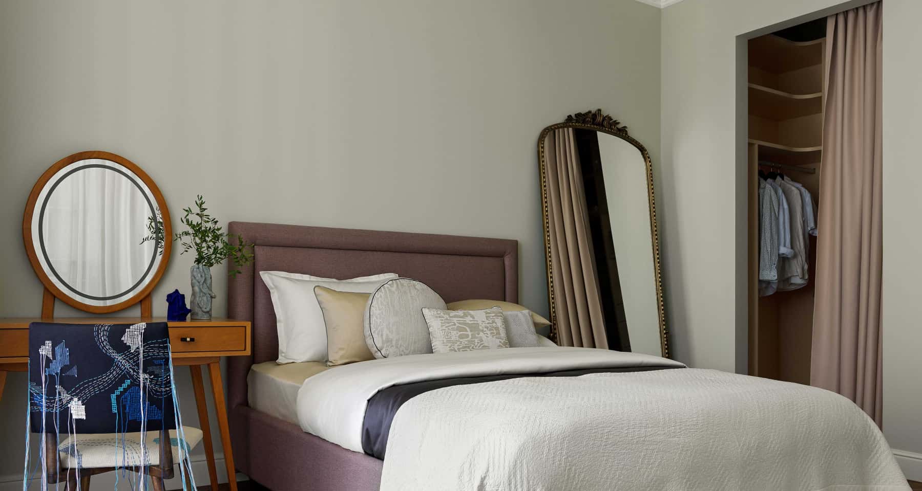 Biała kuchnia z drewnianymi elementami: aranżacja wnętrz 2026 - nowoczesność i ciepło.