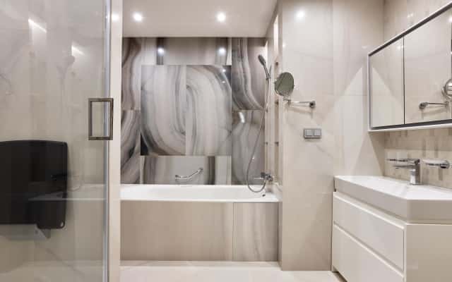 Remont mieszkania 2026: przestronny salon z dużym, wygodnym narożnikiem i telewizorem.