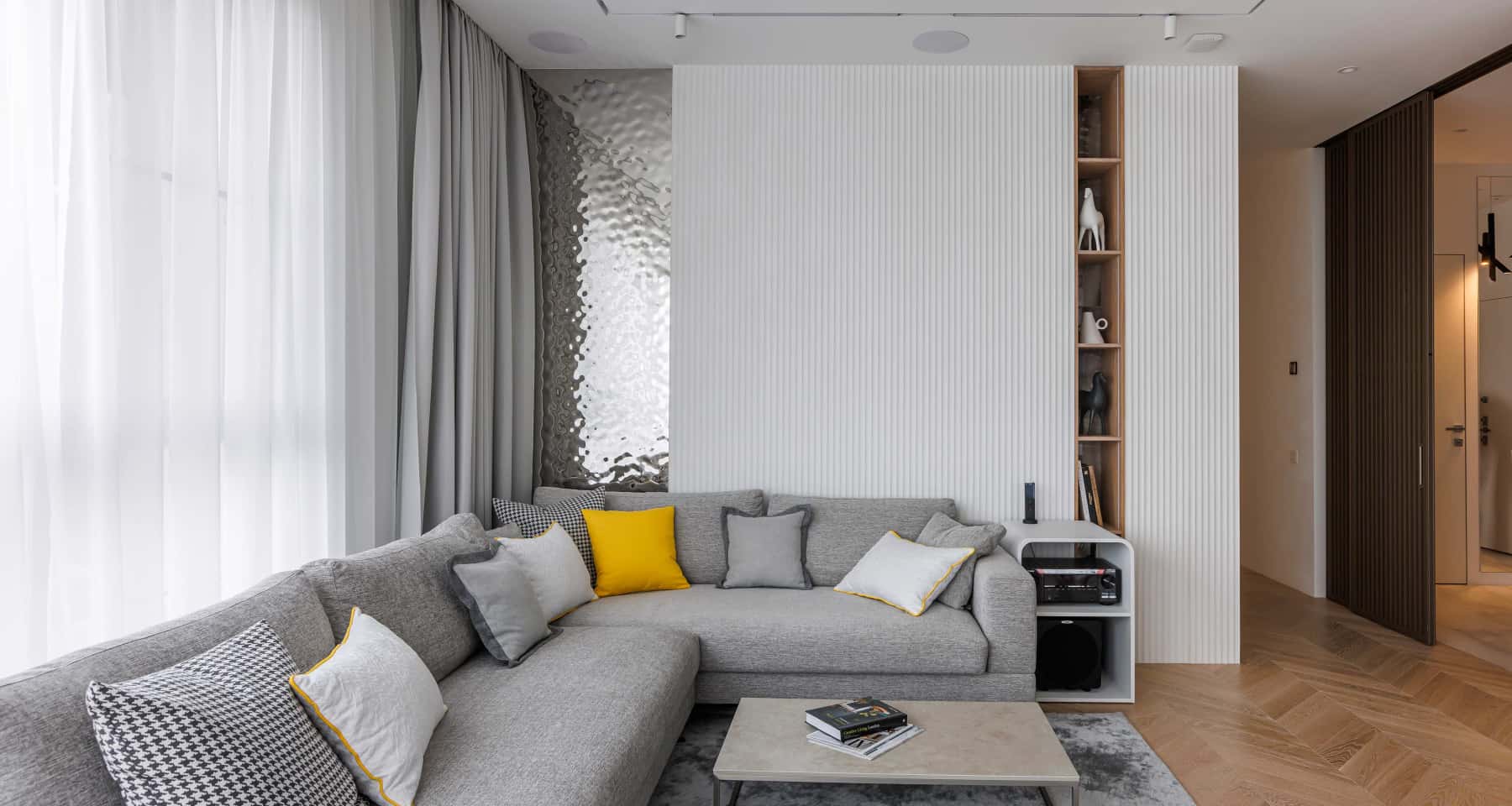 Nowoczesny design wnętrza Nowoczesny wystrój mieszkania 2026: przykład aranżacji po remoncie z użyciem paneli