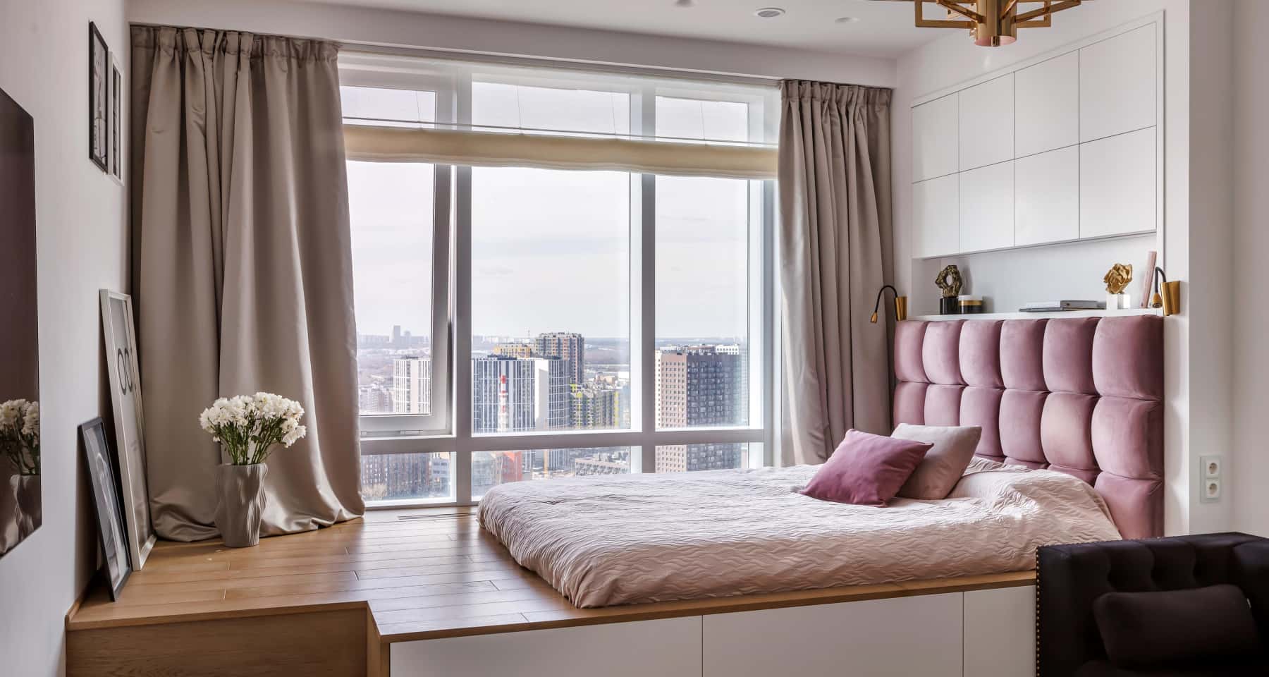 Wnętrze kuchni po remoncie w nowoczesnym mieszkaniu z białymi frontami i nowymi sprzętami.