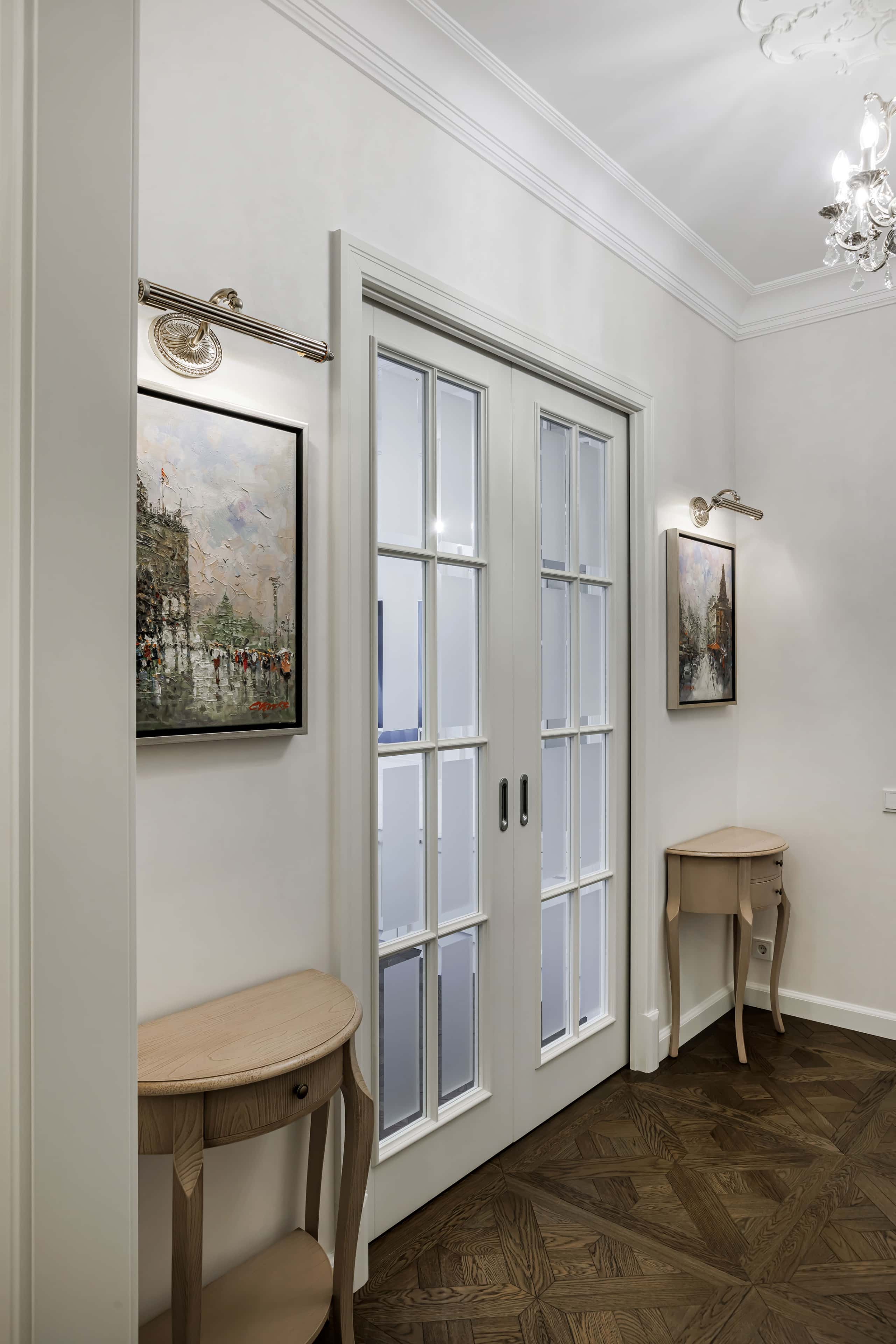 Design kuchni w mieszkaniu po remoncie w stylu neo-klasycznym w 2026.