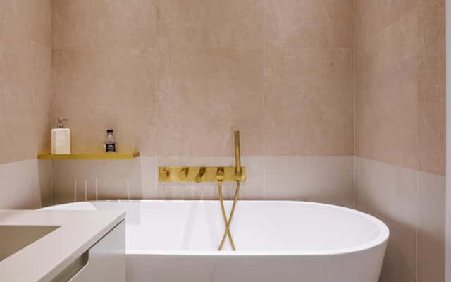 Stylowa łazienka w nowoczesnym klasycznym stylu - aranżacja wnętrz 2026