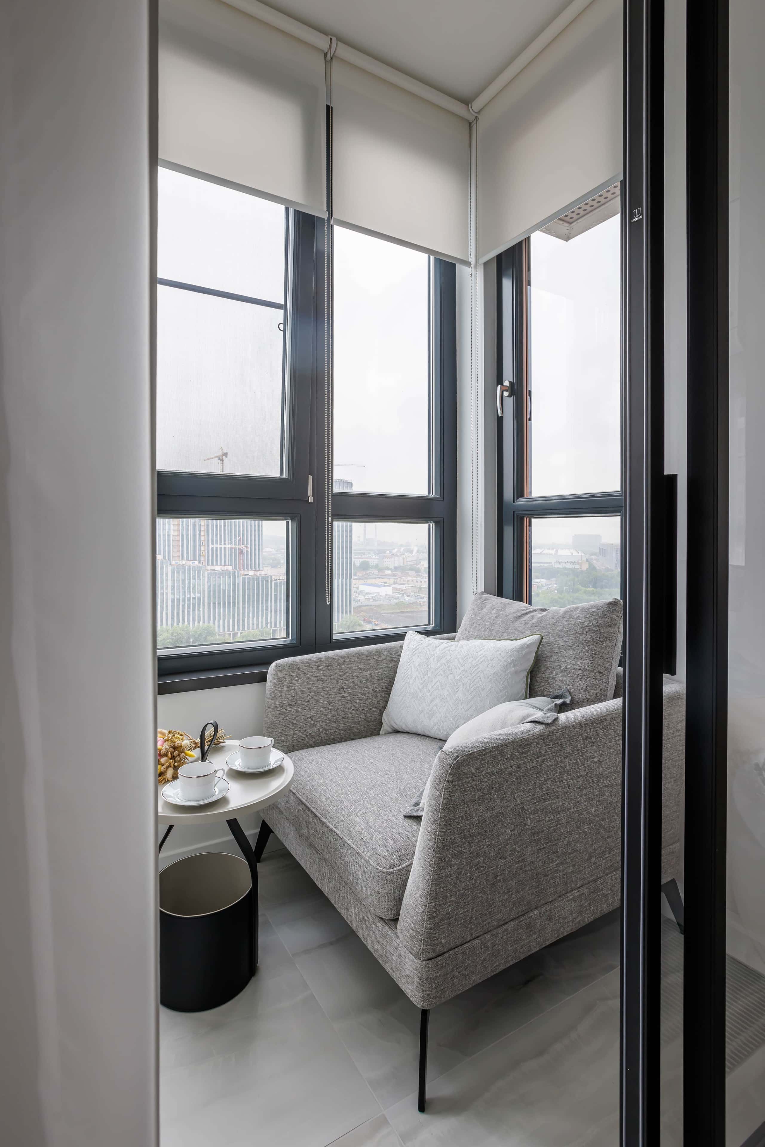 Elegancja i nowoczesność Elegancki wystrój wnętrza. Nowoczesne panele frezowane i oświetlenie LED w mieszkaniu.