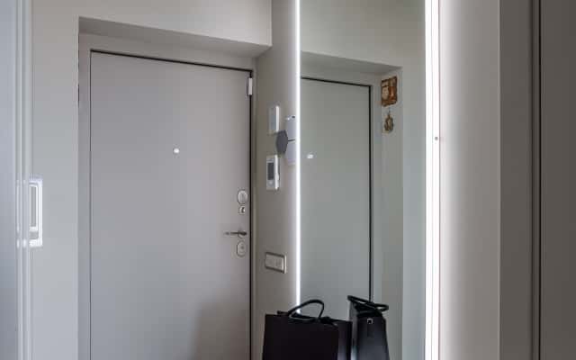 Neoklasyczne wykończenie wnętrz Wnętrze mieszkania po remoncie, prezentujące ściany i meble w neoklasycznym stylu.