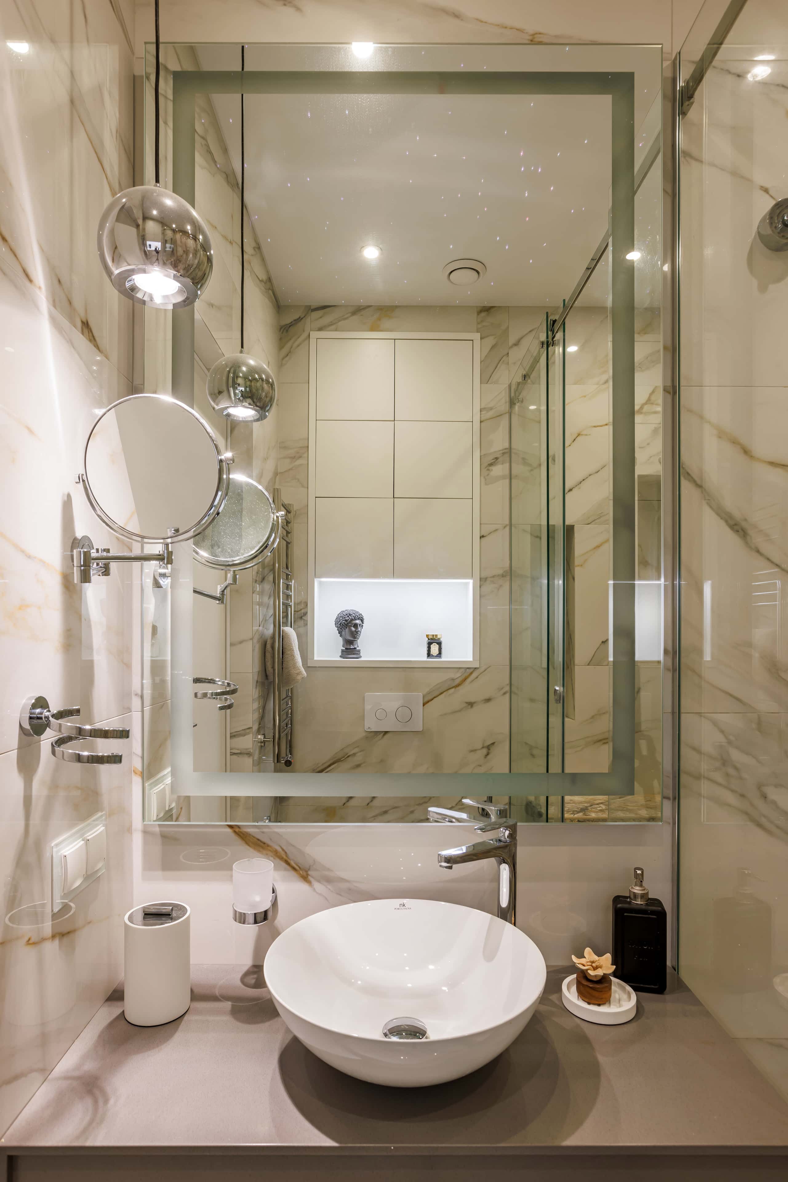 Mieszkanie po remoncie: nowoczesny design z wykorzystaniem jaskrawych akcentów kolorystycznych i sztuki.