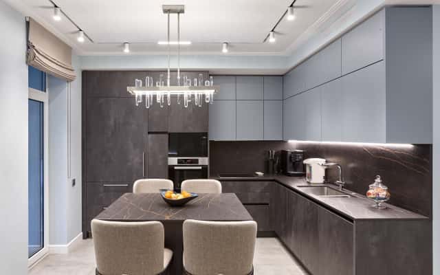 Remont mieszkania 2026: nowoczesny salon w minimalistycznym stylu z jasnymi barwami.