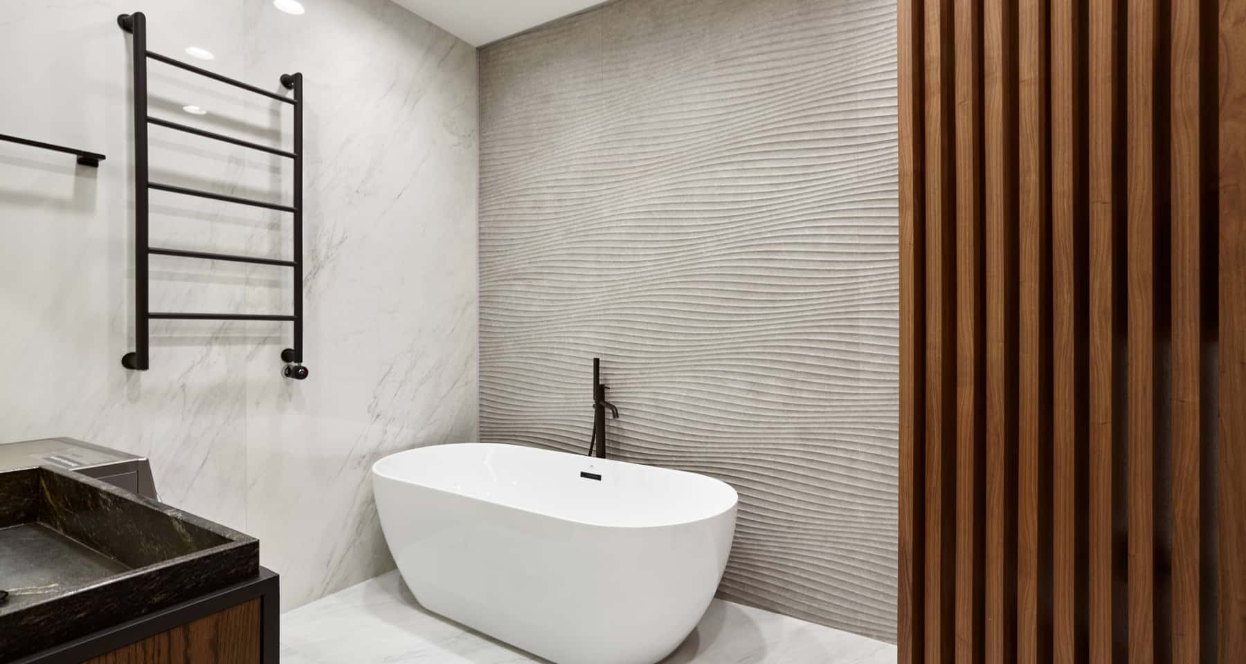 Ergonomiczne meble i jasne kolory w małym mieszkaniu po remoncie. Powiększenie przestrzeni 2026.