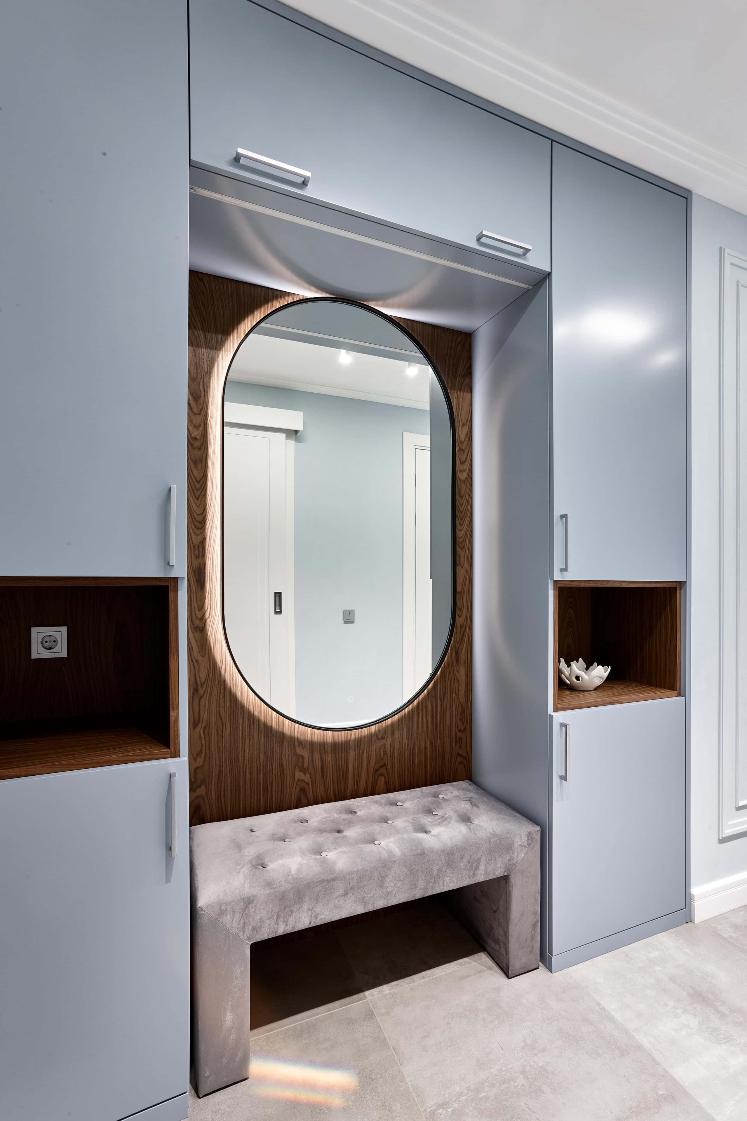 Styl nowoczesny: minimalistyczny korytarz z dużym lustrem po remoncie mieszkania 2026.