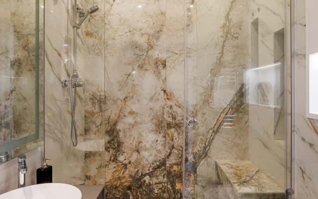 Nowoczesny design małego mieszkania po remoncie z funkcjonalnymi meblami i przestrzenią.