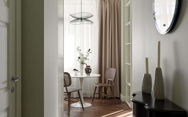 Elegancka sypialnia w stylu nowoczesnej klasyki: aranżacja wnętrz 2026.