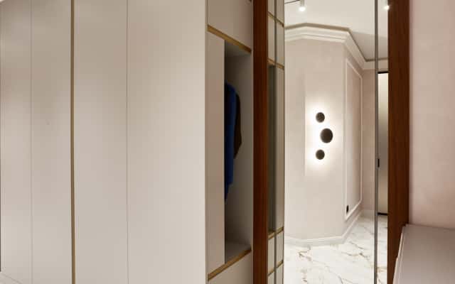 Remont mieszkania 2026: przytulna sypialnia z dużym łóżkiem i stolikami nocnymi.