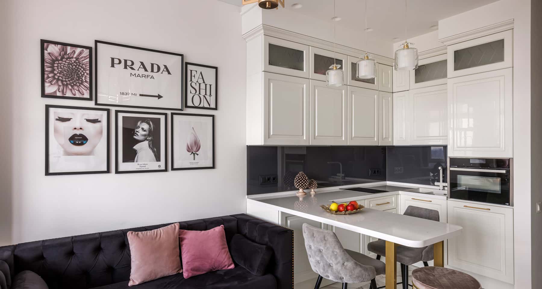 Salon w mieszkaniu po remoncie, wykonany w nowoczesnym minimalistycznym stylu.