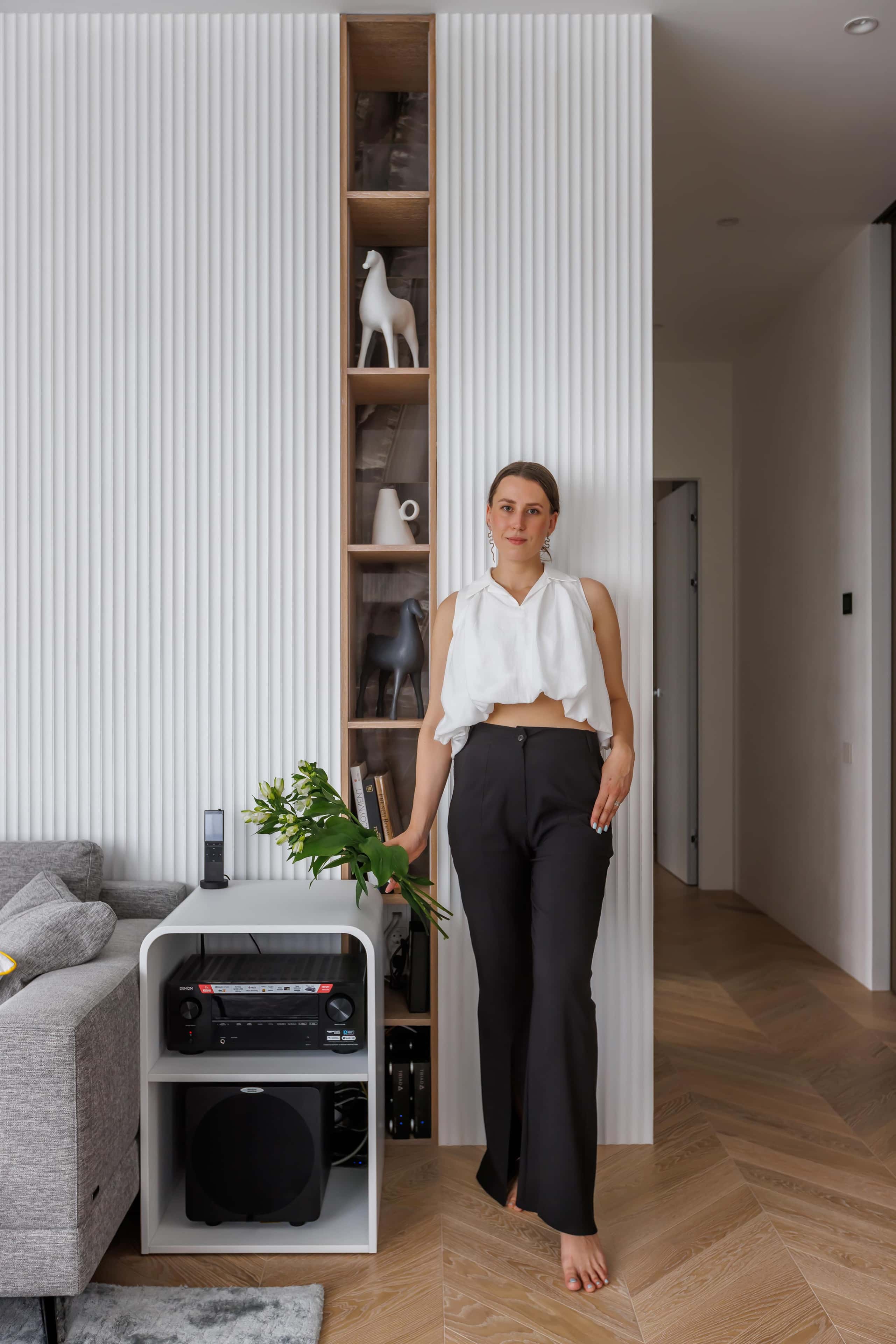 Minimalistyczna kuchnia LED Elegancka, minimalistyczna kuchnia z oświetleniem LED i elementami drewnianymi. Nowoczesny design.