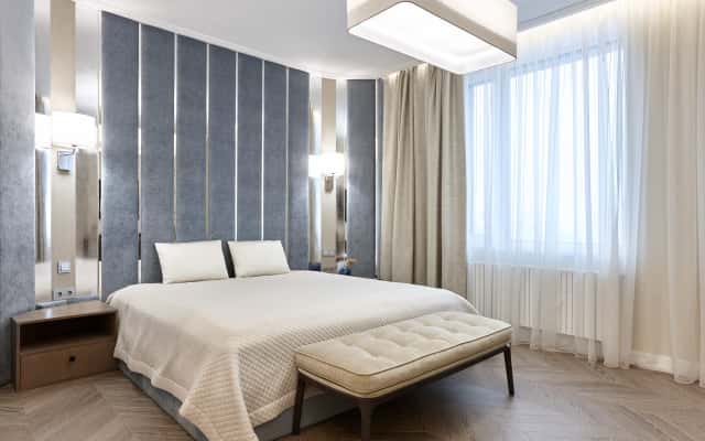 Małe mieszkanie: funkcjonalna sypialnia z szafą wnękową po remoncie w 2026.