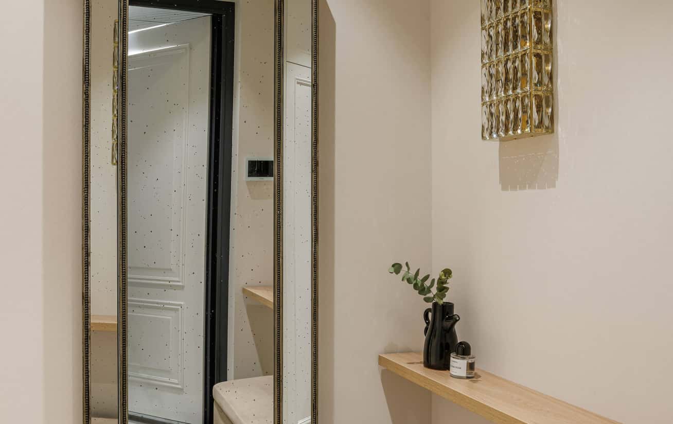 Stylowy salon z sofą i elementami klasyki - aranżacja wnętrz 2026