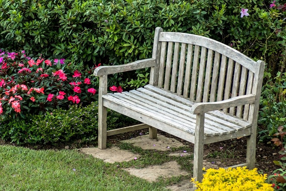 Samodzielny montaż ławki ogrodowej: impregnacja i ochrona drewna przed warunkami atmosferycznymi.
